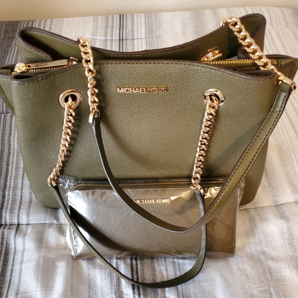 🛑SOLD🛑Authentic Michael Kors Pocketbook w/ Wallet